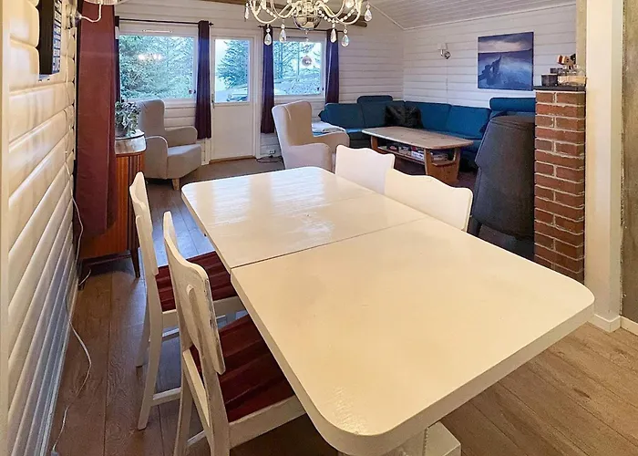 6 Person In Bremnes-by Traum